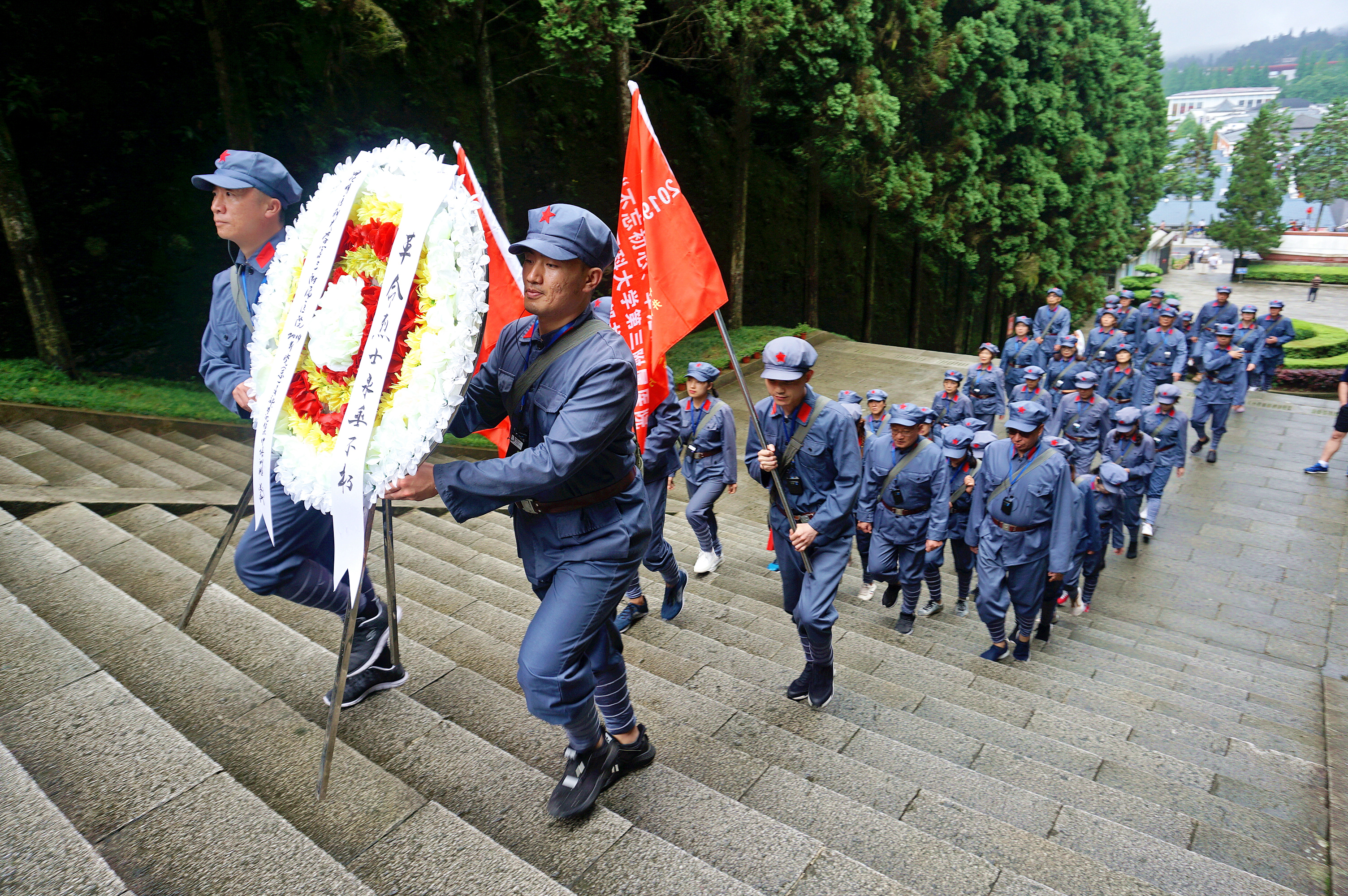 4.烈士墓敬献花圈